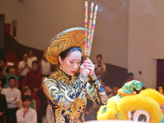 NSƯT Trịnh Kim Chi thay hai bộ áo dài ngày Cúng Tổ