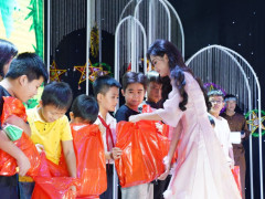Hoa hậu Nguyễn Thanh Hà đẹp rạng rỡ với trái tim nhân ái