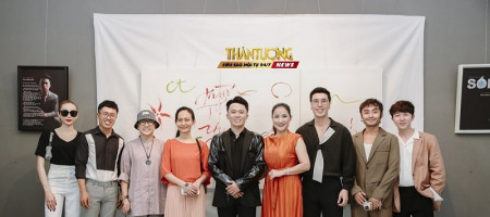 Hoàng Phi Kha cùng các Nghệ sĩ Việt đến chúc mừng triển lãm tranh của Phạm Hồng Minh