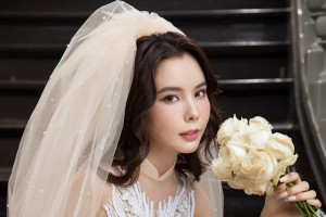 Chán sexy, Hoa hậu Huỳnh Vy bất ngờ nền nã với áo dài cưới Minh Châu