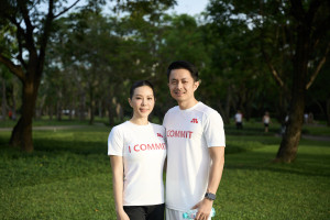 Hoa hậu Thu Hoài cùng chồng đi bộ kêu gọi chống bạo lực gia đình