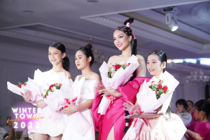 Mẫu nhí gây ấn tượng khi sánh bước cùng Hoa hậu Hoàng Hương Ly 