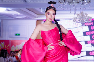 Hoa hậu Du lịch quốc tế 2021 Hoàng Hương Ly làm vedette BST Pink Winter