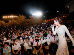 Hồ Ngọc Hà diện áo dài ra mắt Gala Nhạc Việt, trao 700 phần quà đến Trẻ em đón Tết
