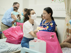 Hoa hậu Thu Hoài bật khóc khi đến thăm hỏi các em nhỏ bệnh tim bẩm sinh