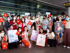 Hoa hậu Trần Hà Trâm Anh về nước được fan vây kín tại sân bay