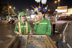 Hoa hậu Thùy Tiên xuống đường dọn rác để tôn vinh nghề công nhân môi trường