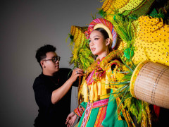 Hoa hậu Bảo Ngọc “vác cả cánh đồng” nặng 30kg trên vai cực ấn tượng khi làm vedette