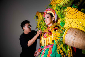 Hoa hậu Bảo Ngọc “vác cả cánh đồng” nặng 30kg trên vai cực ấn tượng khi làm vedette