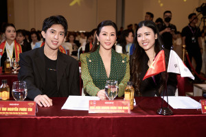 Hoa hậu Thu Hoài tự hào khi con trai đẹp như tài tử, kín tiếng 