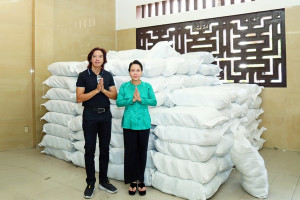 Gia đình nghệ sĩ Việt Hương – Hoài Phương tặng 10 tấn gạo đến bà con khó khăn 
