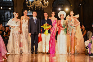 Hoa hậu Thu Hoài diện áo dài làm vedette ở thành phố Venice 