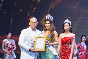 Julia đoạt giải Hoa hậu Áo Dài Hoa hậu Doanh Nhân Sắc Đẹp Toàn Cầu 2023