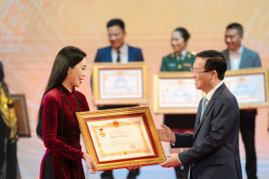Trịnh Kim Chi xúc động khi được nhận danh hiệu Nghệ sĩ Nhân Dân