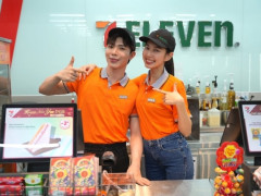 Hoa hậu Nguyễn Thúc Thùy Tiên và Erik làm nhân viên cửa hàng tiện lợi 