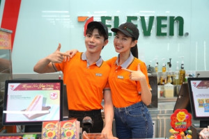 Hoa hậu Nguyễn Thúc Thùy Tiên và Erik làm nhân viên cửa hàng tiện lợi 